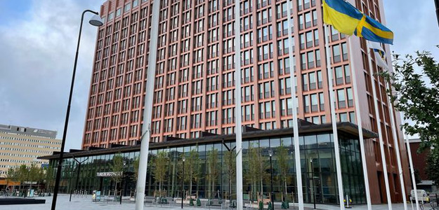 Turebergshuset med flaggstänger i förgrunden.