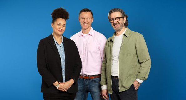 En grupp på tre personer som står bredvid varandra.