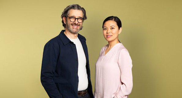 En man och en kvinna som står bredvid varandra.