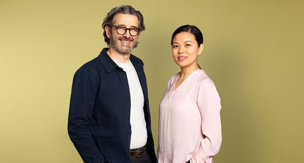 En man och en kvinna som står bredvid varandra.