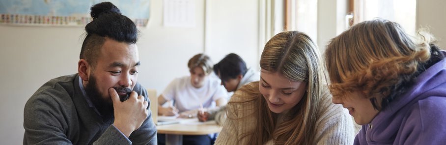 Elever och lärare i klassrum