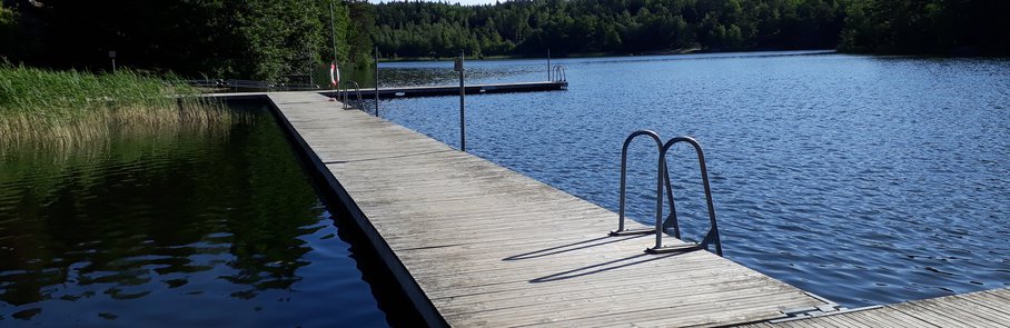 Brygga vid Rösjöbadet.