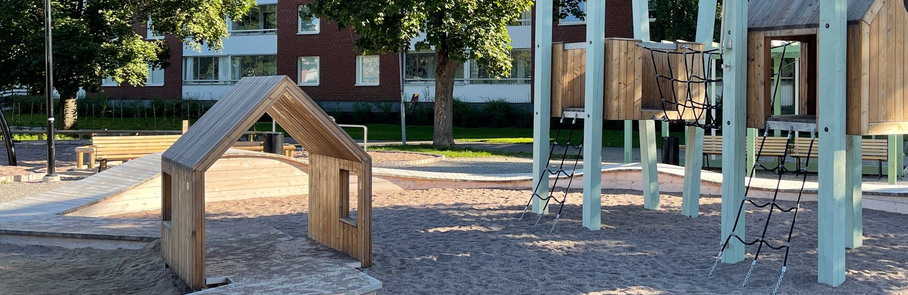 En lekplats med en träkonstruktion och en lekställning.