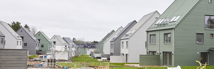 Parhus i bostadsområdet Väsjön. Huset längst fram har ett trädäck med plank. 