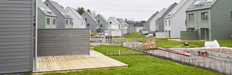 Parhus i området Väsjön. Huset närmast har ett trädäck med plank.