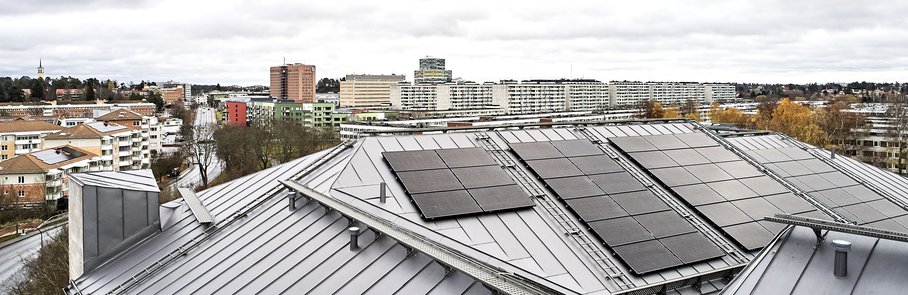 Flygfoto över Tureberg. Flerbostadshus med solpaneler på taket.
