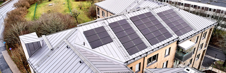 Solceller på taket till ett flerfamiljshus i Tureberg.