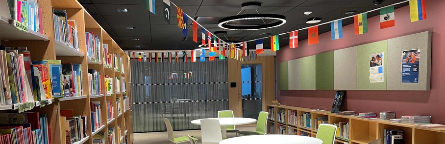 Bild på bibliotek och arbetsyta, Centrum för integration och flerspråkighet (CIFS)