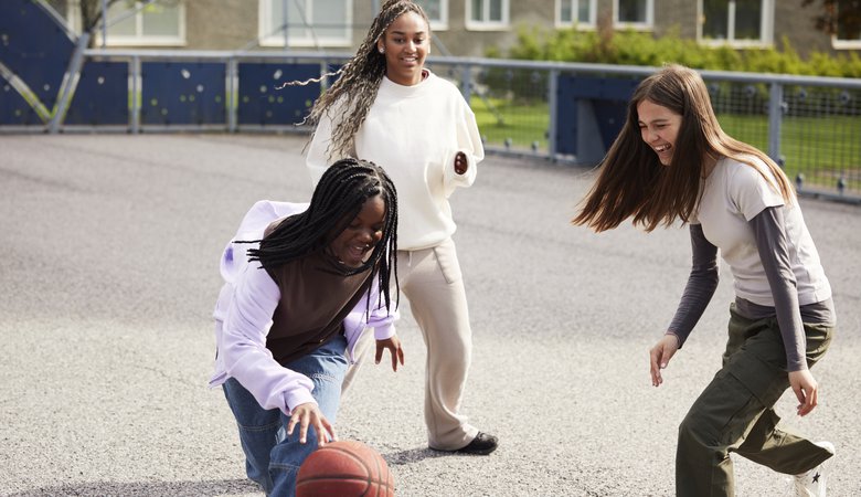 Ungdomar spelar basket vid flerfamiljshus
