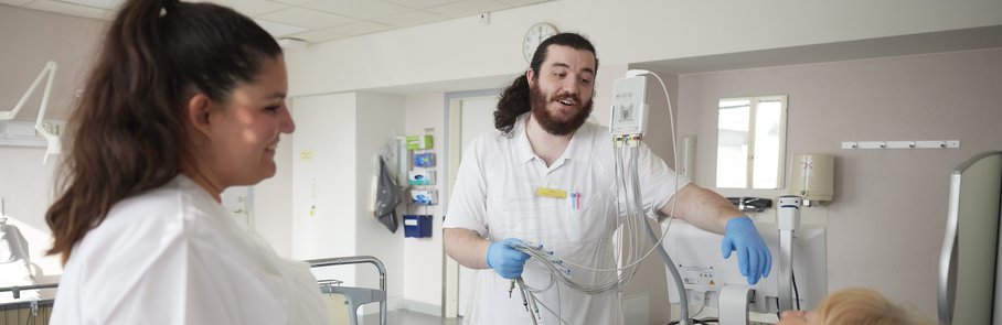 Vårdavdelning på sjukhus med patient och vårdpersonal