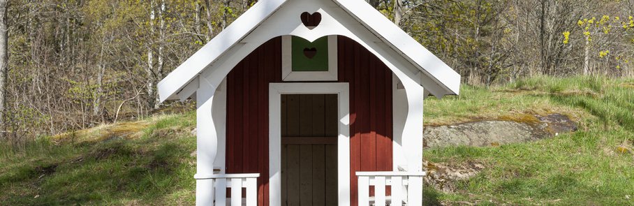 Söt  lekstuga i vårsolen.