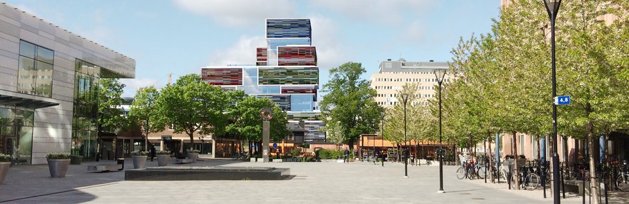 Ett stadstorg med många träd och byggnader.