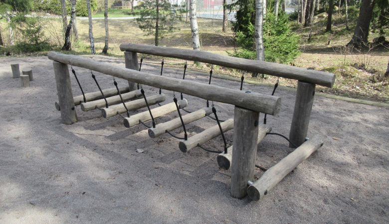 En balansbänk som står i sanden.